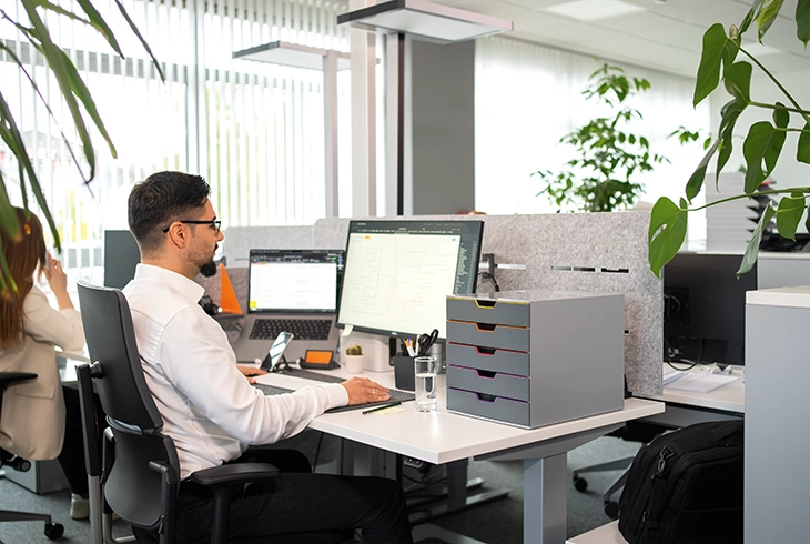 Modernes Büro mit DURABLE Briefablagen und Schubladenboxen in Grau.