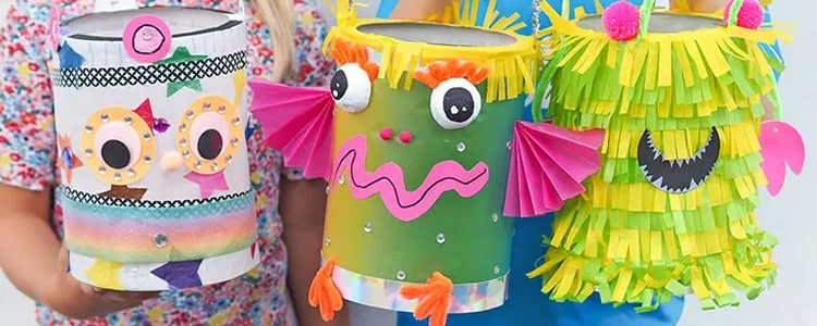 Kinder halten selbstgebastelte Monster-Laternen in die Kamera.