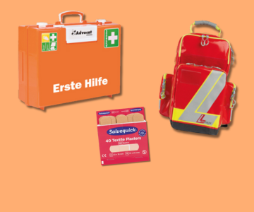 Erste Hilfe Koffer, Rucksack und Pflaster auf orangenem Hintergrund