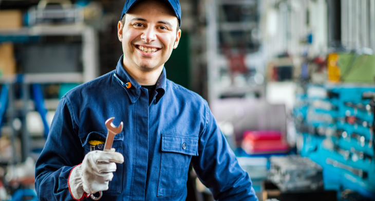 Ein Mann hält einen Werkzeugschlüssel.