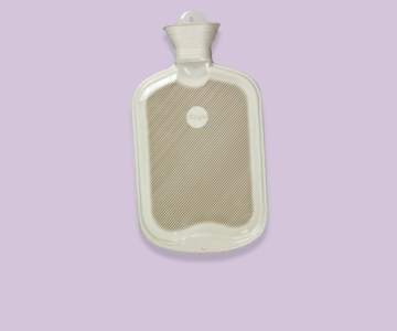 Wärmflasche vor lila Hintergrund.