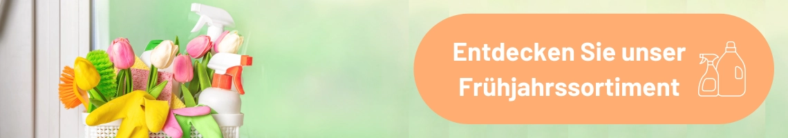 In einem Korb sind Tulpen mit Putzmitteln.