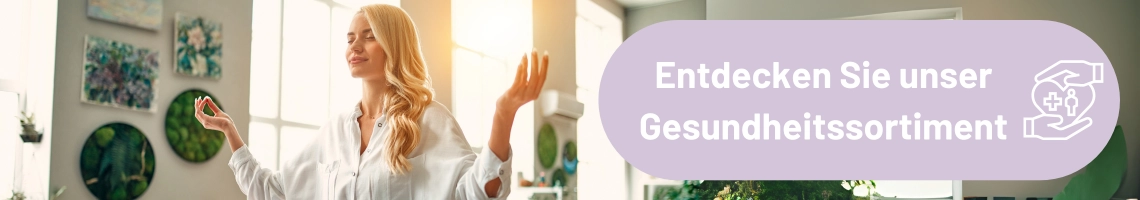 Frau sitzt in einer entspannenden Pose auf einem Tisch.