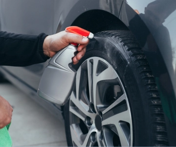 Eine Person wäscht eine Felge.