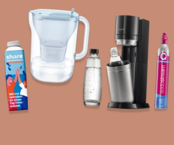 Wasser und Zubehör auf braunem Hintergrund.