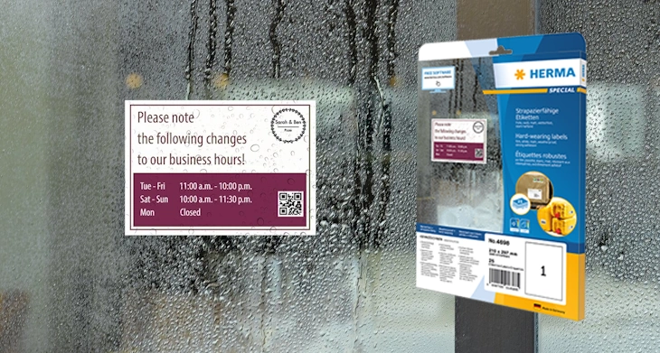 HERMA Folienetikett auf feuchter Glasfläche mit Verpackung wetterfester Etiketten.