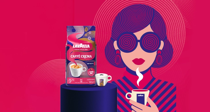 Die Lavazza Caffè Crema Art Edition steht auf Podest vor pinkem Hintergrund, daneben illustrierte Frau mit Kaffeetasse.
