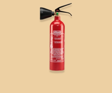 Feuerlöscher vor braunem Hintergrund.