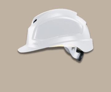 Schutzhelm vor grauem Hintergrund.