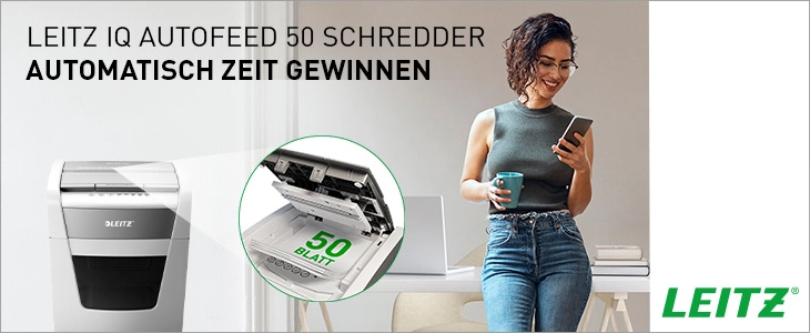 Das Bild zeigt den Aktenvernichter Leitz Autofeed 50, der mit dem Slogan 'Automatisch Zeit gewinnen' beworben wird. Ein Detailbild zeigt den Autofeed-Einzug mit einer Kapazität von 50 Blatt. Rechts im Bild ist eine Frau zu sehen, die entspannt ihr Smartphone nutzt, während der Aktenvernichter selbstständig arbeitet.