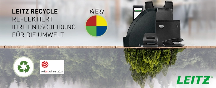 Das Bild zeigt verschiedene nachhaltige Büroprodukte der Serie Leitz Recycle vor einem Hintergrund mit gespiegelt abgebildeten Bäumen. Die Produkte tragen das Recycling-Symbol und den Red Dot Award 2021. Der Slogan 'Reflektiert Ihre Entscheidung für die Umwelt' unterstreicht den umweltbewussten Ansatz der Leitz Recycle Serie.