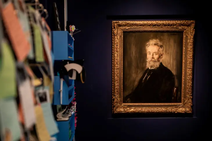 Ein historisches Gemälde des Unternehmers Friedrich Soennecken hängt an einer Wand. 