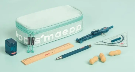 Ein s‘maepp-Mäppchen und weitere Schulartikel von BRUNNEN sind vor mintfarbenem Hintergrund arrangiert 