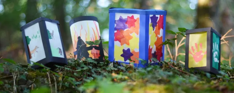 Mehrere selbstgebastelte Laternen auf Waldboden