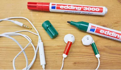 Kopfhörer wurden zur Markierung mit edding Stiften angemalt.