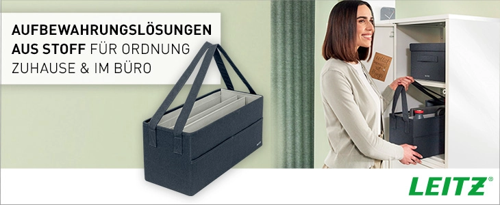 Das Bild zeigt eine LEITZ Arbeitstasche aus Stoff, die als Aufbewahrungslösung für Zuhause und das Büro dient. Eine Frau stellt die Tasche in ein Regal, um verschiedene Gegenstände ordentlich zu verstauen. Die Tasche ist mit Griffen ausgestattet und eignet sich zur praktischen Organisation.