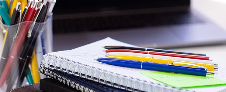 Auf einem Block liegen mehrere Schneider K15 Kullis