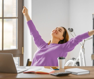 Eine Frau streckt sich.