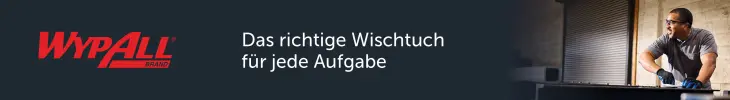 Das Banner zeigt das WypAll-Logo und den Slogan „Das richtige Wischtuch für jede Aufgabe“ auf einem dunklen Hintergrund. Rechts im Bild ist ein Arbeiter zu sehen, der an einer Werkbank arbeitet, was die vielseitige Einsatzfähigkeit der WypAll-Produkte unterstreicht. Die Szene vermittelt Professionalität und Effizienz, passend zur hohen Qualität der Wischtücher.