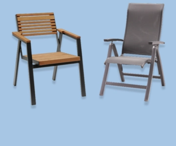 Gartenstühle vor blauem Hintergrund.