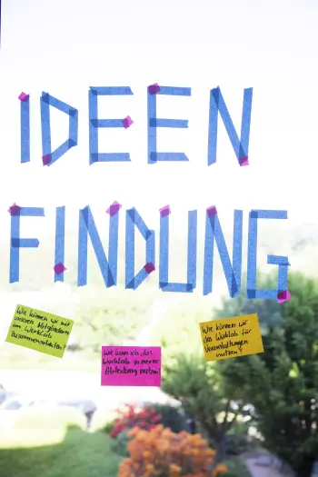 Auf einem Fenster wurde mit Tape das Wort „Ideenfindung“ geklebt.