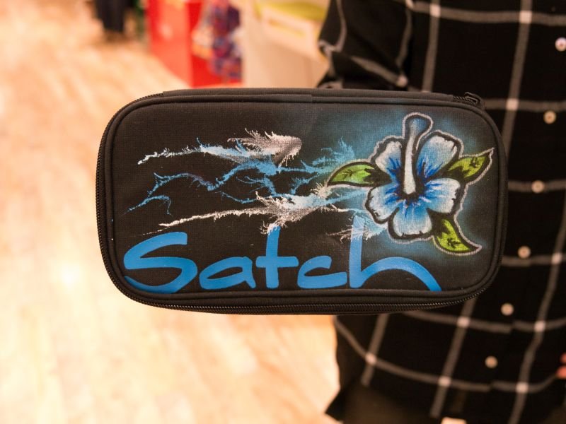 Eine Schlamperbox der Marke satch mit individueller Besprayung.