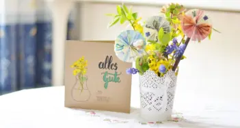 Wir zeigen Ihnen, wie Sie ein Geldgeschenk aufhübschen und als farbenfrohen Blütenstrauß überreichen. Bei Bürohaus Sommer in Feuchtwangen, Dinkelsbühl und Ansbach und im Onlineshop.
