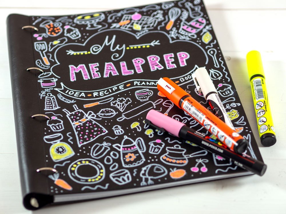 Meal Prep Planer mit bunter Kreidezeichnung und Filzstiften