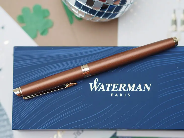Ein brauner Füller liegt auf einer blauen Schachtel auf der Waterman steht. Foto: Johanna Rundel