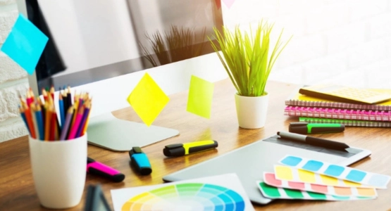 Ein Schreibtisch mit Stiften und Haftnotizen.