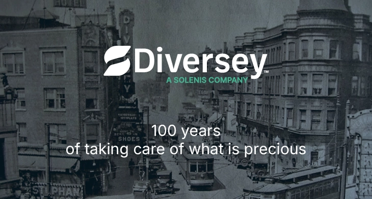Historisches Stadtbild mit Straßenbahnen und Gebäuden im Hintergrund, darüber das Diversey Logo.