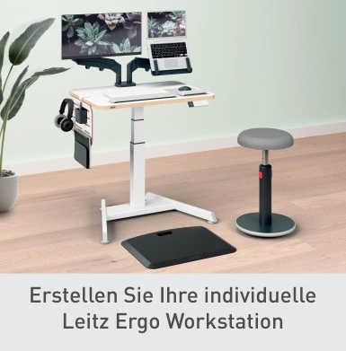 Das Bild zeigt eine Leitz Ergo Workstation mit höhenverstellbarem Tisch, ergonomischem Hocker und Zubehör wie einer Anti-Ermüdungsmatte und Kopfhörerhalterung.