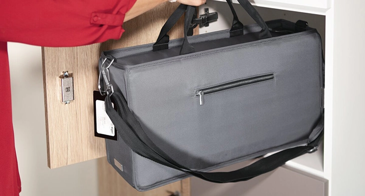 Graue Desk Sharing Bag Premium wird in Locker-Schrank verstaut.