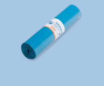 Müllsack vor blauem Hintergrund.