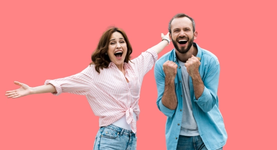 Eine Frau und ein Mann freuen sich.