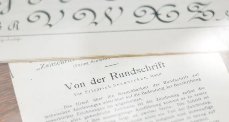 Nahaufnahme eines Textes "Über die Rundschrift" von Friedrich Soennecken
