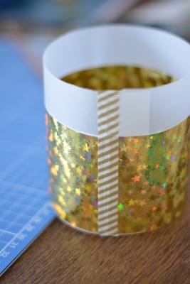 Transparentpapier wird an den Enden mit goldenem Masking-Tape zusammengeklebt.
