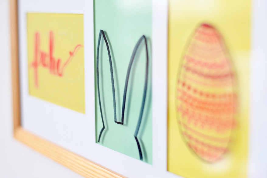 Seitliche Nahaufnahme eines Bilderrahmens mit Ostermotiven.