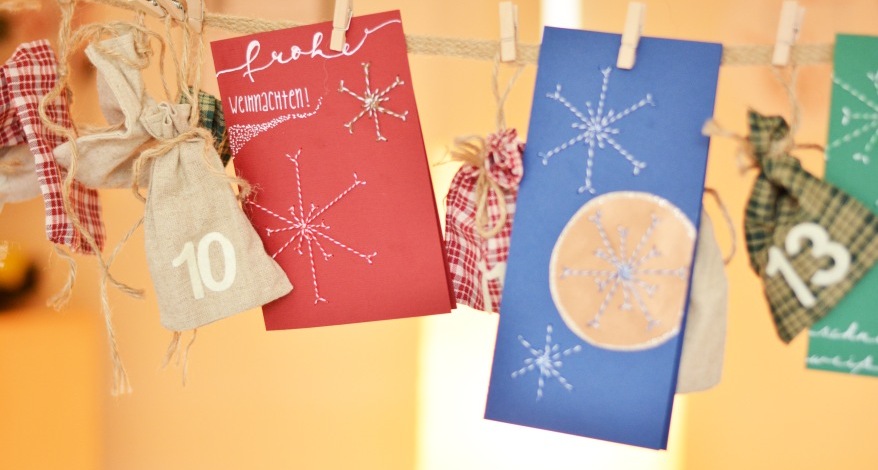 Weihnachtskarte mit Adventskalender-Säckchen an Leine aufgehängt