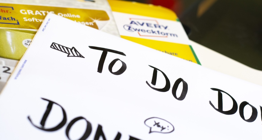 Nahaufnahme eines Etikettes mit der Aufschrift "To Do Done". Im Hintergrund ist eine Verpackung von Avery Zweckform zu sehen.