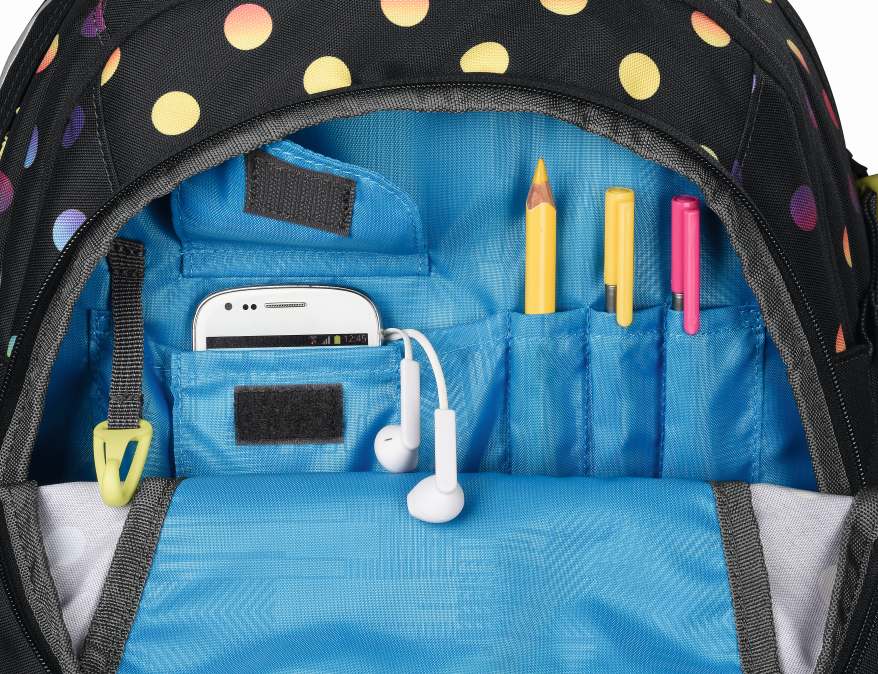 Nahaufnahme eines coocazoo Schulrucksacks, dessen Vorderfach geöffnet ist und man Stifte und ein Smartphone mit Kopfhörern in den Organizer-Fächern sieht.