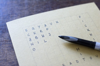 Nahaufnahme einer Karte mit handgeschriebenem Buchstabengitter