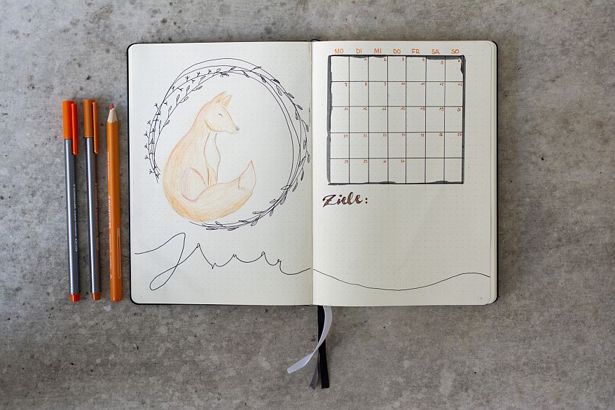 Offenes Notizbuch. Auf der linken Seite ist ein Fuchs gezeichnet, auf der rechten Seite ist ein Monthly Log eingetragen.