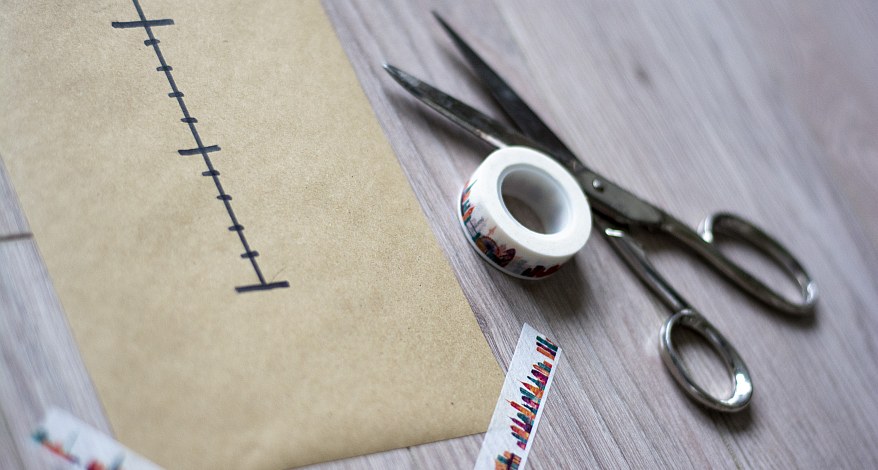 Nahaufnahme Kraftpapier, Schere, Maskingtape