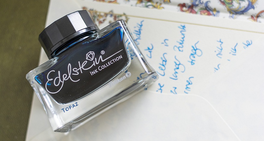 Nahaufnahme einer Pelikan Edelstein Tinten auf einem Briefumschlag.