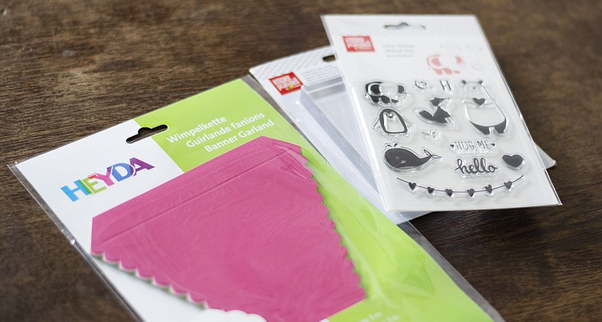 Verpackte Wimpel und Stempel mit Tiermotiven für die Partygestaltung