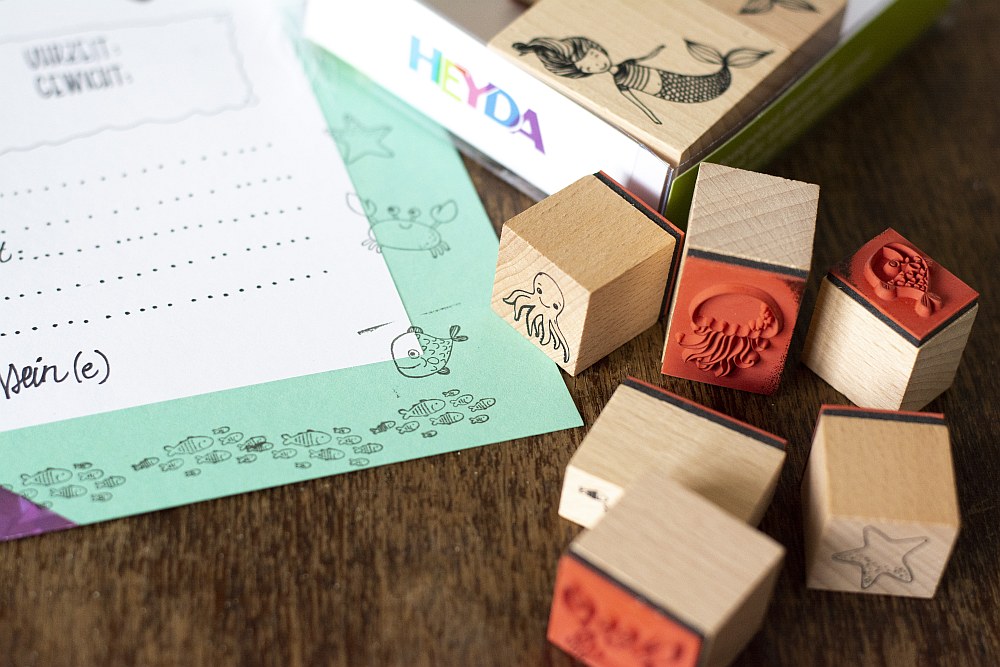 Holzstempel mit Meeresmotiven von Heyda auf Baby-Party-Spielkarte