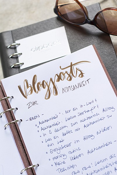 Notizbuch mit handschriftlicher Planung von Blogposts zum Thema Achtsamkeit.