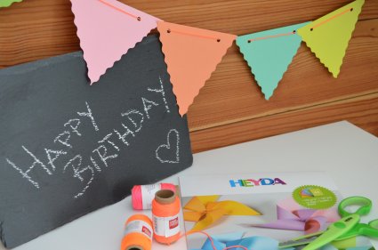 reidetafel mit "Happy Birthday" und bunte DIY-Girlanden