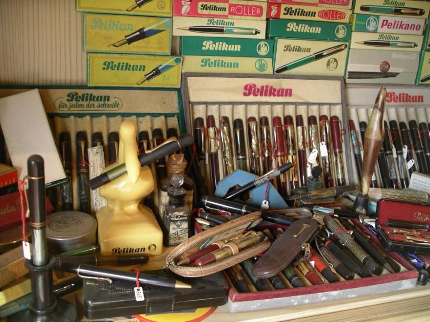Eine Werkstattbank voller Füller und Füllfederhalter von Pelikan
